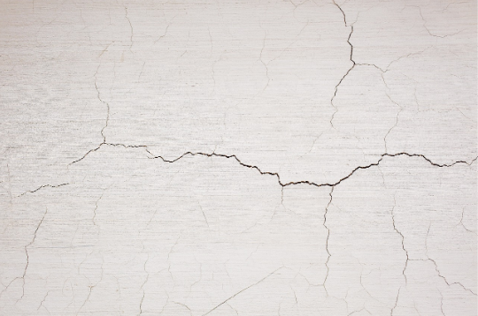 壁のヒビ割れ