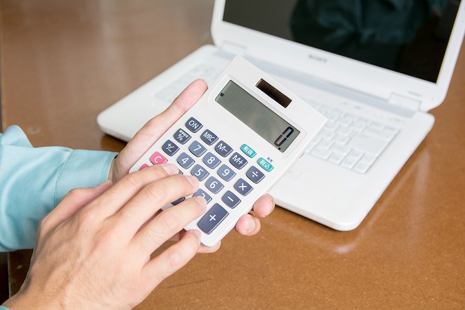 電卓を打つ人