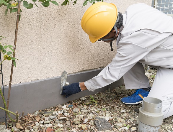 壁を塗る作業員