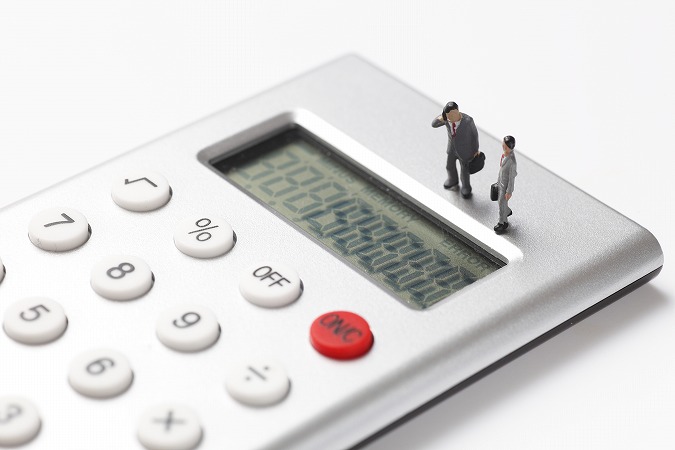 電卓とフィギュア